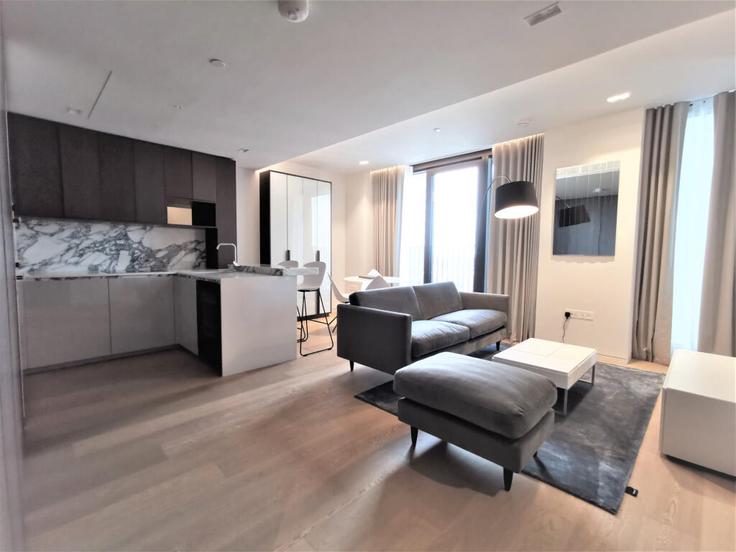 Elegant gestaltetes Wohnzimmer mit moderner Einrichtung in einer Wohnung im Building Casson Square - my-london-hop-limited - 1526866 in London Borough of Lambeth, London