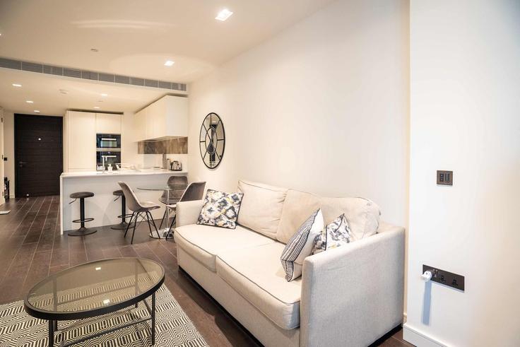 Elegant gestaltetes Wohnzimmer mit moderner Einrichtung in einer Wohnung im Building Casson Square - my-london-hop-limited - 1523543 in London Borough of Lambeth, London