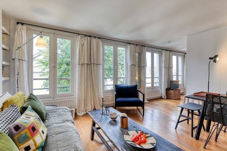 6th arrondissement, Paris에 위치한 Building 86 Rue du Cherche-Midi, 75006 Paris, France - my-property - 1581304 유닛의 세련된 인테리어가 돋보이는 거실 6th arrondissement, Paris에 위치한 Building 86 Rue du Cherche-Midi, 75006 Paris, France - my-property - 1581304 유닛의 세련된 인테리어가 돋보이는 거실
