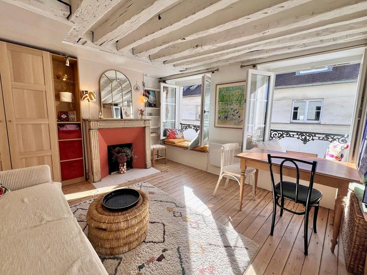 Salle de séjour élégante avec mobilier moderne dans un appartement à Building 11 Rue de Turenne, 75004 Paris, France - my-property - 1628881 à 3rd arrondissement, Paris