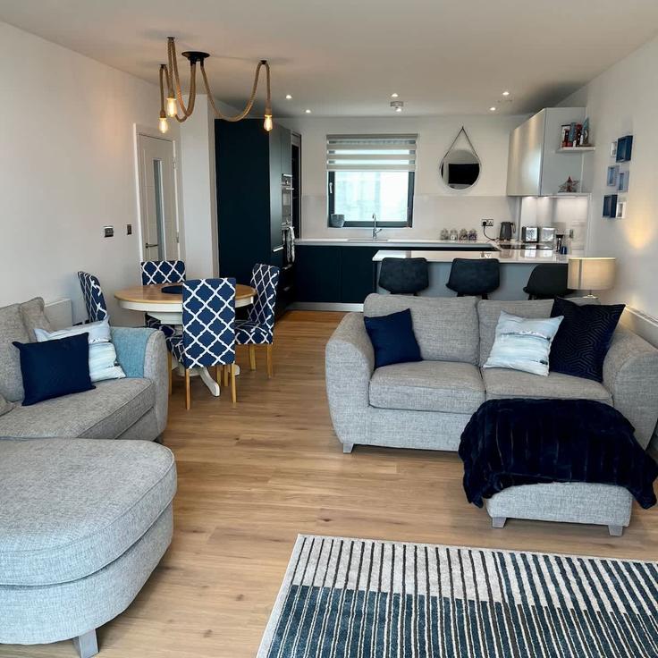 Elegant gestaltetes Wohnzimmer mit moderner Einrichtung in einer Wohnung im Building Beach Drive - my-seaside-luxury - 1595636 in Thanet District, Ramsgate