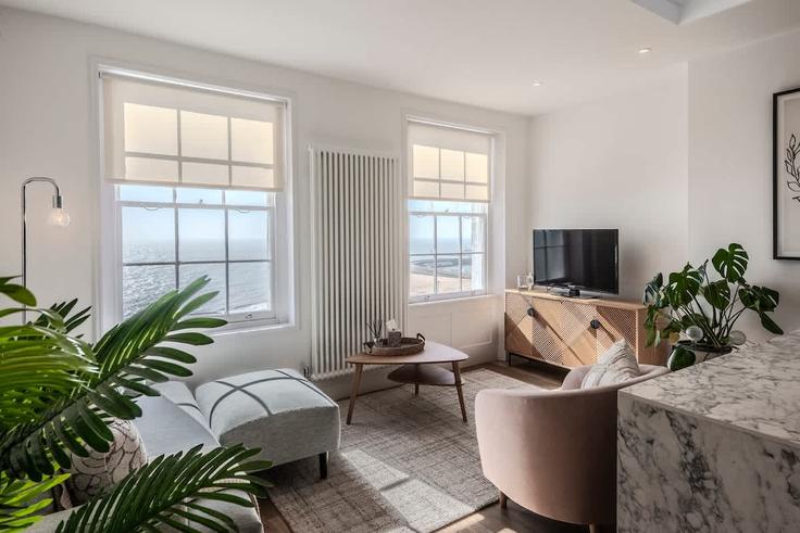 Building Wellington Crescent - my-seaside-luxury - 1595637 adresindeki bir dairede modern mobilyalarla zarif bir şekilde tasarlanmış oturma odası Thanet District, Ramsgate