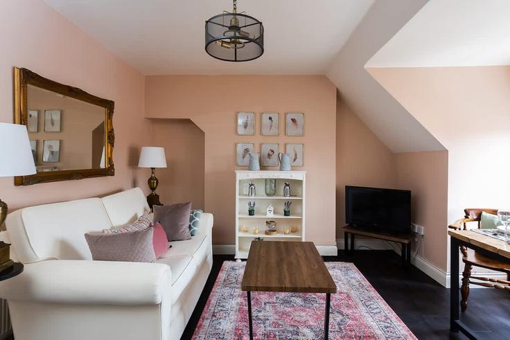 Elegant gestaltetes Wohnzimmer mit moderner Einrichtung in einer Wohnung im Building Queen's Road - my-seaside-luxury - 1595634 in Thanet District, Ramsgate Elegant gestaltetes Wohnzimmer mit moderner Einrichtung in einer Wohnung im Building Queen's Road - my-seaside-luxury - 1595634 in Thanet District, Ramsgate