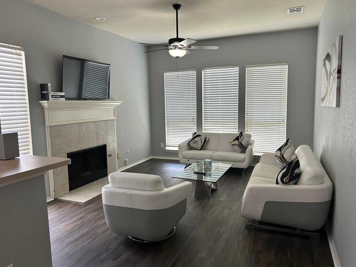 Elegant gestaltetes Wohnzimmer mit moderner Einrichtung in einer Wohnung im Building Worthing Street - my-space-rentals-llc - 1625023 in Dallas, Dallas Elegant gestaltetes Wohnzimmer mit moderner Einrichtung in einer Wohnung im Building Worthing Street - my-space-rentals-llc - 1625023 in Dallas, Dallas