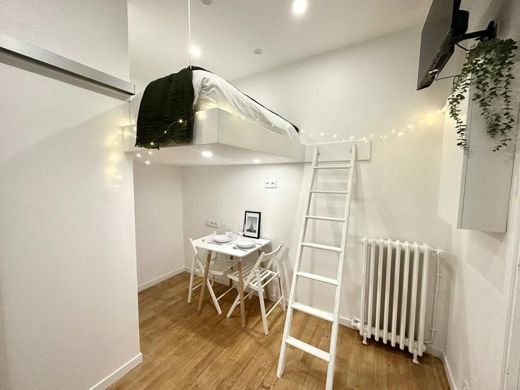 Elegant gestaltetes Wohnzimmer mit moderner Einrichtung in einer Wohnung im Building Passage Cardinet - my-suite-paris - 1365961 in 17th arrondissement, Paris Elegant gestaltetes Wohnzimmer mit moderner Einrichtung in einer Wohnung im Building Passage Cardinet - my-suite-paris - 1365961 in 17th arrondissement, Paris