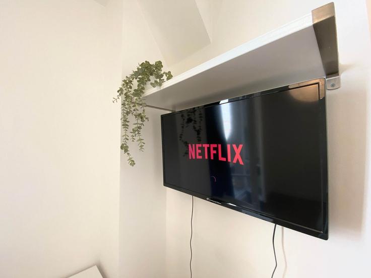 Elegant gestaltetes Wohnzimmer mit moderner Einrichtung in einer Wohnung im Building Rue Olivier de Serres - my-suite-paris - 1365921 in 15th arrondissement, Paris