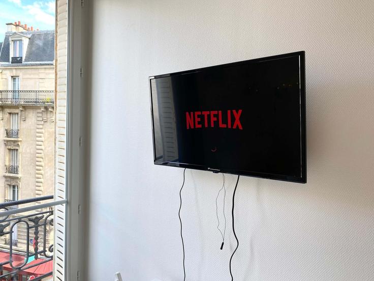 Sala de estar elegantemente projetada com móveis modernos em um apartamento no Building Rue Olivier de Serres - my-suite-paris - 1365906 em 15th arrondissement, Paris