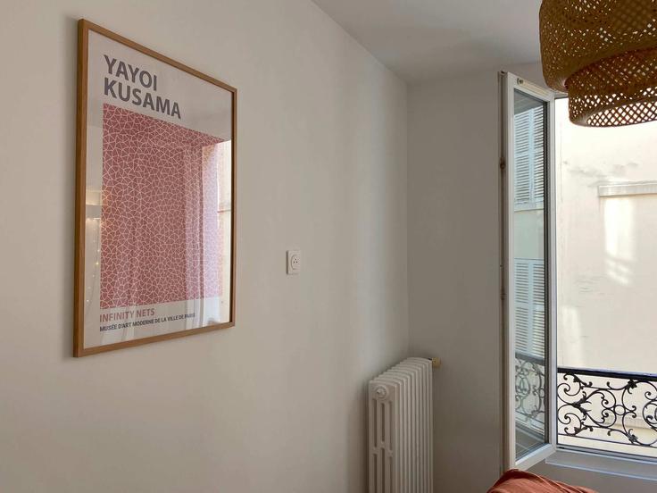 Sala de estar elegantemente projetada com móveis modernos em um apartamento no Building Passage Cardinet - my-suite-paris - 1611015 em 17th arrondissement, Paris Sala de estar elegantemente projetada com móveis modernos em um apartamento no Building Passage Cardinet - my-suite-paris - 1611015 em 17th arrondissement, Paris