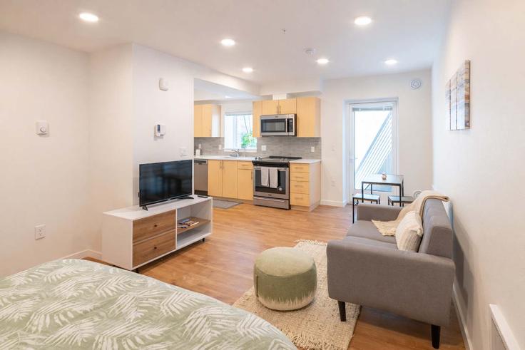 Elegante sala de estar con mobiliario moderno en un apartamento en Building 11th Avenue East - my-vr-host - 1355614 en Seattle, Seattle