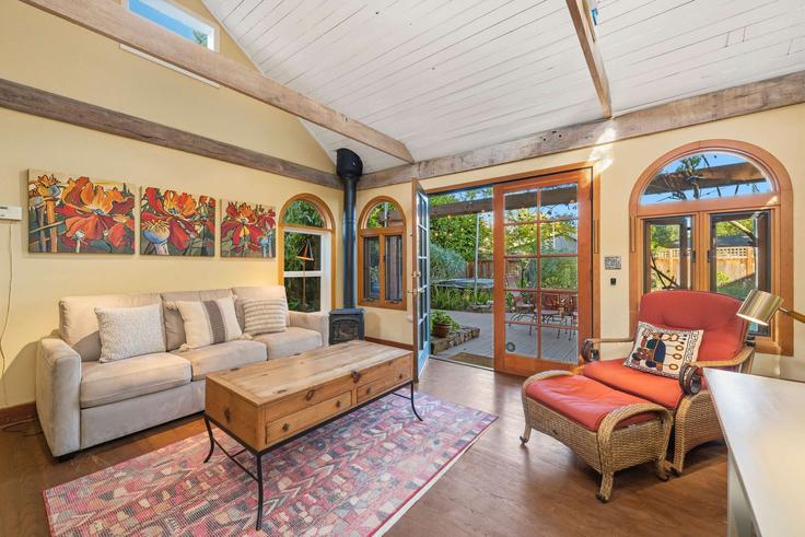 Elegant gestaltetes Wohnzimmer mit moderner Einrichtung in einer Wohnung im Building Laurel Street - my-vr-host - 1642533 in Napa, Napa Elegant gestaltetes Wohnzimmer mit moderner Einrichtung in einer Wohnung im Building Laurel Street - my-vr-host - 1642533 in Napa, Napa