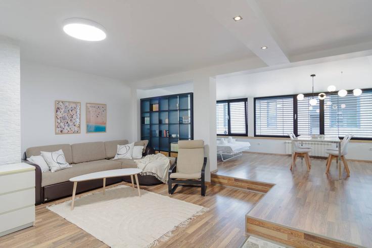 Elegant gestaltetes Wohnzimmer mit moderner Einrichtung in einer Wohnung im Building g.k. Banishora, ulitsa "Krusha Planina" 2 - mycampustay-ltd - 1695132 in Sofia, Sofia Elegant gestaltetes Wohnzimmer mit moderner Einrichtung in einer Wohnung im Building g.k. Banishora, ulitsa "Krusha Planina" 2 - mycampustay-ltd - 1695132 in Sofia, Sofia