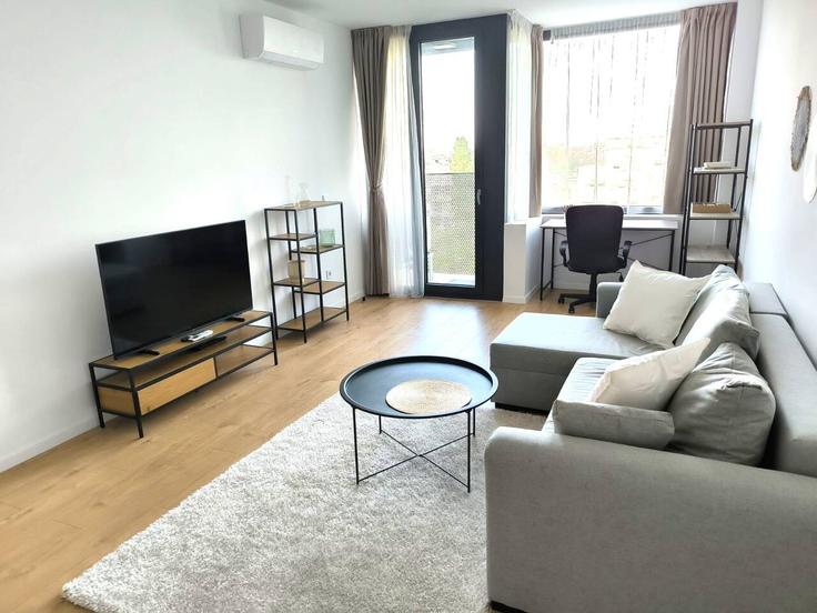 Elegant gestaltetes Wohnzimmer mit moderner Einrichtung in einer Wohnung im Building Studentski Kompleks, Prof. Dr. Dimitar Dobrev Street 6 - mycampustay-ltd - 1695176 in Sofia, Sofia Elegant gestaltetes Wohnzimmer mit moderner Einrichtung in einer Wohnung im Building Studentski Kompleks, Prof. Dr. Dimitar Dobrev Street 6 - mycampustay-ltd - 1695176 in Sofia, Sofia