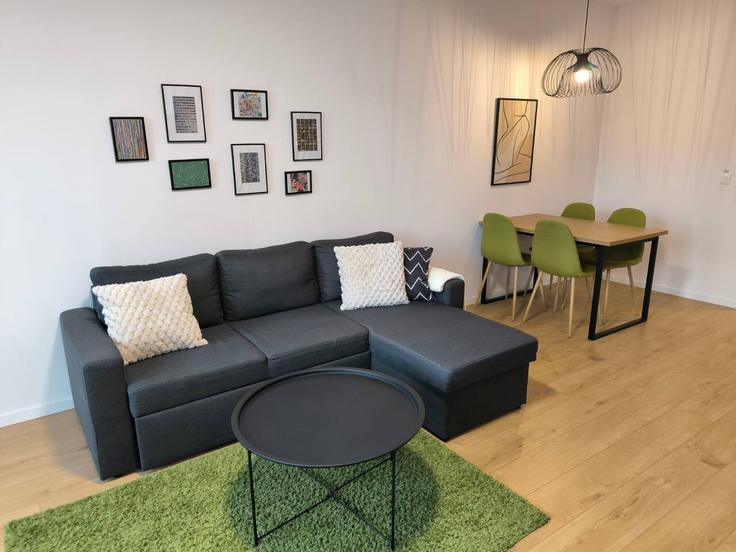 Elegant gestaltetes Wohnzimmer mit moderner Einrichtung in einer Wohnung im Building Studentski Kompleks, Prof. Dr. Dimitar Dobrev Street 6 - mycampustay-ltd - 1695181 in Sofia, Sofia Elegant gestaltetes Wohnzimmer mit moderner Einrichtung in einer Wohnung im Building Studentski Kompleks, Prof. Dr. Dimitar Dobrev Street 6 - mycampustay-ltd - 1695181 in Sofia, Sofia
