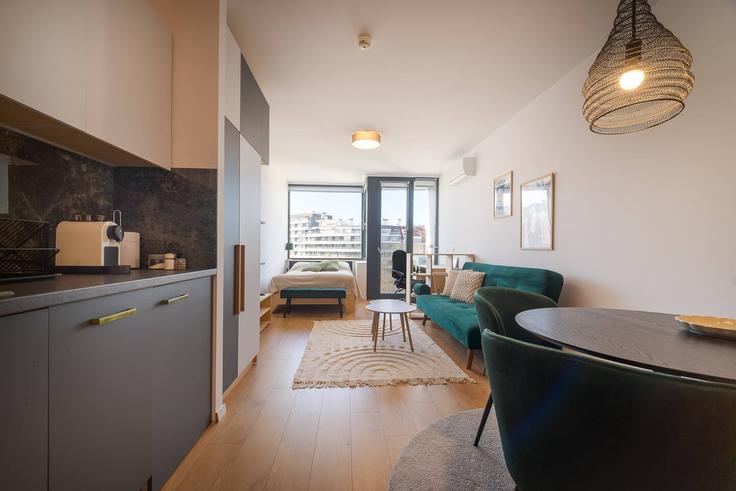 Elegant gestaltetes Wohnzimmer mit moderner Einrichtung in einer Wohnung im Building Studentski Kompleks, Prof. Dr. Dimitar Dobrev Street 6 - mycampustay-ltd - 1695214 in Sofia, Sofia Elegant gestaltetes Wohnzimmer mit moderner Einrichtung in einer Wohnung im Building Studentski Kompleks, Prof. Dr. Dimitar Dobrev Street 6 - mycampustay-ltd - 1695214 in Sofia, Sofia