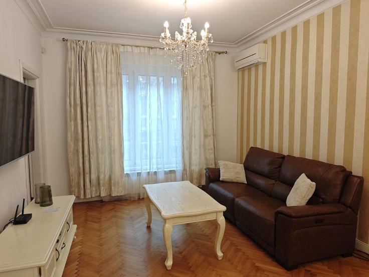 Elegant gestaltetes Wohnzimmer mit moderner Einrichtung in einer Wohnung im Building Oborishte, ulitsa "Oborishte" 99 - mycampustay-ltd - 1695130 in Sofia, Sofia Elegant gestaltetes Wohnzimmer mit moderner Einrichtung in einer Wohnung im Building Oborishte, ulitsa "Oborishte" 99 - mycampustay-ltd - 1695130 in Sofia, Sofia