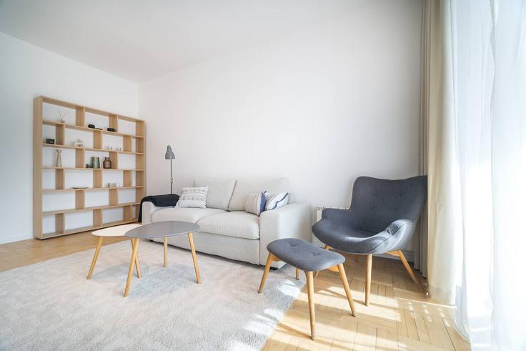Elegant gestaltetes Wohnzimmer mit moderner Einrichtung in einer Wohnung im Building Sofia Center, ulitsa "Iskar" 72 - mycampustay-ltd - 1695141 in Sofia, Sofia Elegant gestaltetes Wohnzimmer mit moderner Einrichtung in einer Wohnung im Building Sofia Center, ulitsa "Iskar" 72 - mycampustay-ltd - 1695141 in Sofia, Sofia