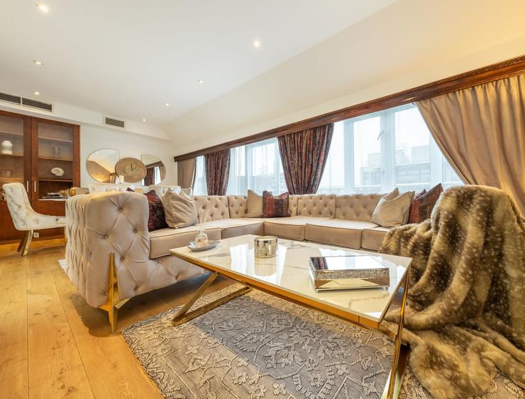 London City of WestminsterのBuilding Edgware Road - mycityresidence - 1018747 - LONのアパートメントにある、モダンな家具を備えたエレガントなデザインのリビングルーム