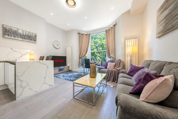 Sala de estar elegantemente projetada com móveis modernos em um apartamento no Building Carlton Vale - mycityresidence - 1018730 - LON em City of Westminster, London