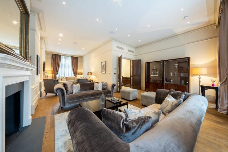 Elegante sala de estar con mobiliario moderno en un apartamento en Building Hertford Street - mycityresidence - 1018731 - LON en City of Westminster, London
