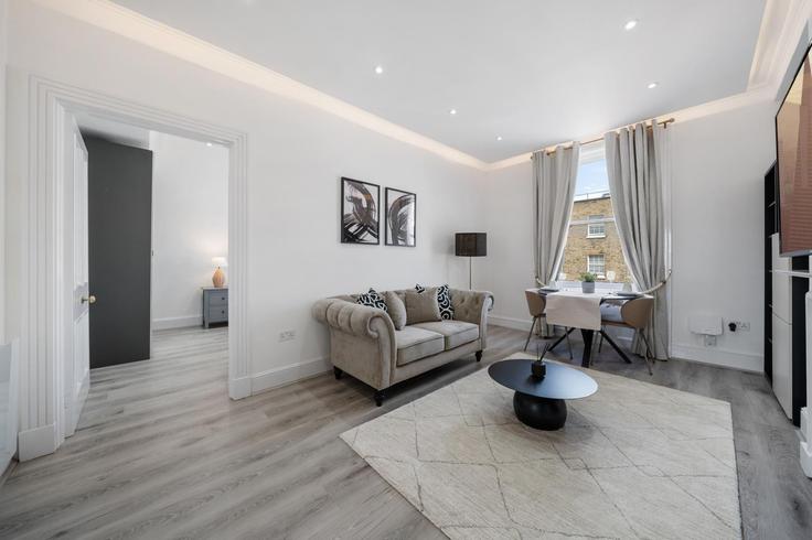 Sala de estar elegantemente projetada com móveis modernos em um apartamento no Building Lower Belgrave Street - mycityresidence - 1018697 - LON em City of Westminster, London