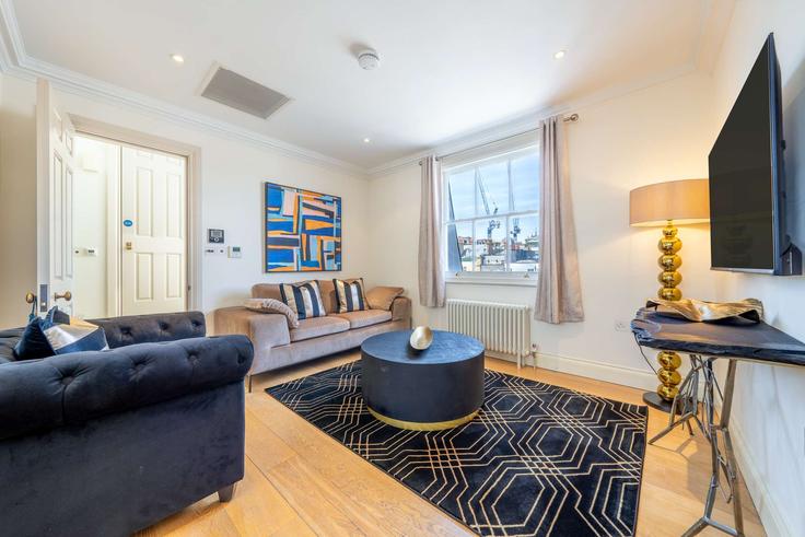 London City of WestminsterのBuilding Hertford Street - mycityresidence - 1018726 - LONのアパートメントにある、モダンな家具を備えたエレガントなデザインのリビングルーム London City of WestminsterのBuilding Hertford Street - mycityresidence - 1018726 - LONのアパートメントにある、モダンな家具を備えたエレガントなデザインのリビングルーム