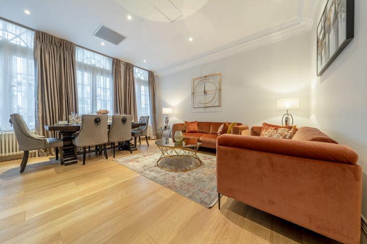 Elegante sala de estar con mobiliario moderno en un apartamento en Building Hertford Street - mycityresidence - 1018714 - LON en City of Westminster, London