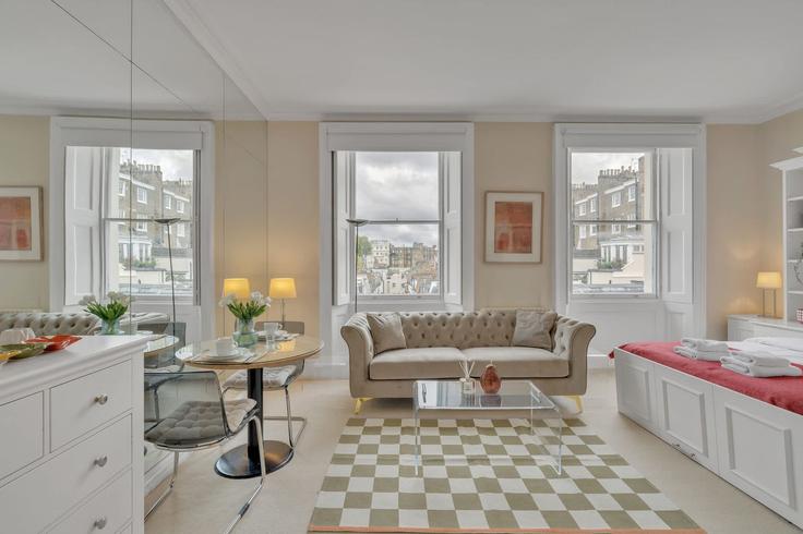 Sala de estar elegantemente projetada com móveis modernos em um apartamento no Building Lyall Street - mycityresidence - 1234578 - LON em City of Westminster, London