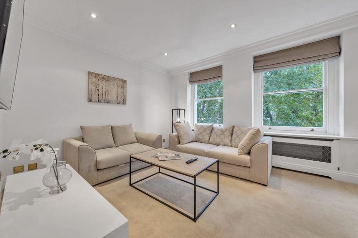 Elegant gestaltetes Wohnzimmer mit moderner Einrichtung in einer Wohnung im Building Beaufort Gardens - mycityresidence - 1520068 in City of Westminster, London