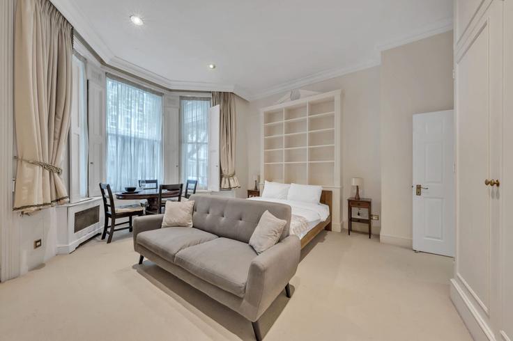 London City of WestminsterのBuilding Beaufort Gardens - mycityresidence - 1520055のアパートメントにある、モダンな家具を備えたエレガントなデザインのリビングルーム London City of WestminsterのBuilding Beaufort Gardens - mycityresidence - 1520055のアパートメントにある、モダンな家具を備えたエレガントなデザインのリビングルーム