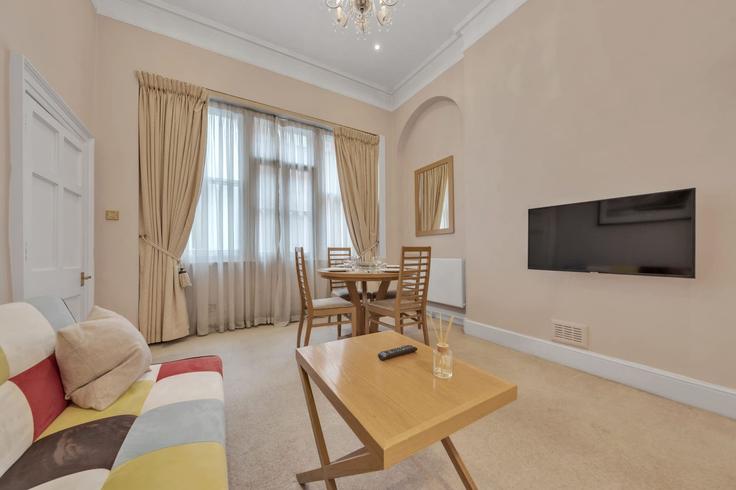 Sala de estar elegantemente projetada com móveis modernos em um apartamento no Building Shepherd Street - mycityresidence - 1520061 em City of Westminster, London Sala de estar elegantemente projetada com móveis modernos em um apartamento no Building Shepherd Street - mycityresidence - 1520061 em City of Westminster, London