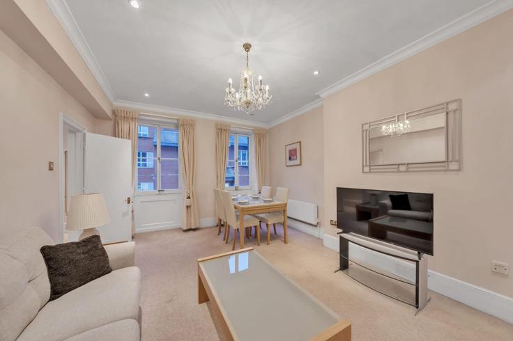 Salle de séjour élégante avec mobilier moderne dans un appartement à Building Shepherd Street - mycityresidence - 1520045 à City of Westminster, London