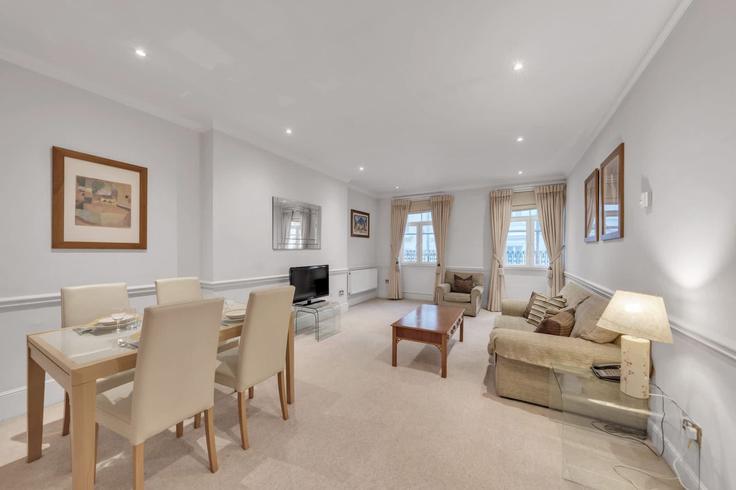 Sala de estar elegantemente projetada com móveis modernos em um apartamento no Building Shepherd Street - mycityresidence - 1520048 em City of Westminster, London