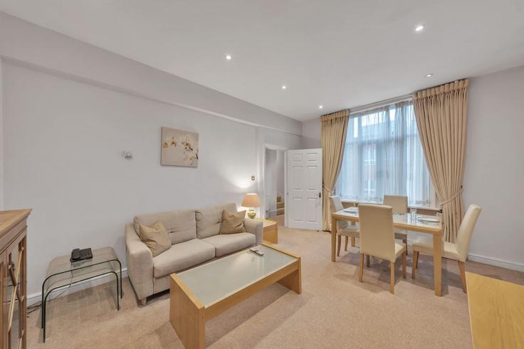 Building Shepherd Street - mycityresidence - 1520065 adresindeki bir dairede modern mobilyalarla zarif bir şekilde tasarlanmış oturma odası City of Westminster, London