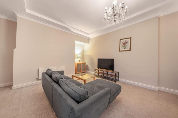 Salle de séjour élégante avec mobilier moderne dans un appartement à Building Shepherd Street - mycityresidence - 1520063 à City of Westminster, London