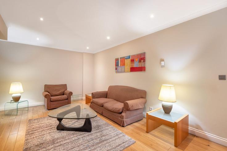 Sala de estar elegantemente projetada com móveis modernos em um apartamento no Building Shepherd Street - mycityresidence - 1520049 em City of Westminster, London Sala de estar elegantemente projetada com móveis modernos em um apartamento no Building Shepherd Street - mycityresidence - 1520049 em City of Westminster, London