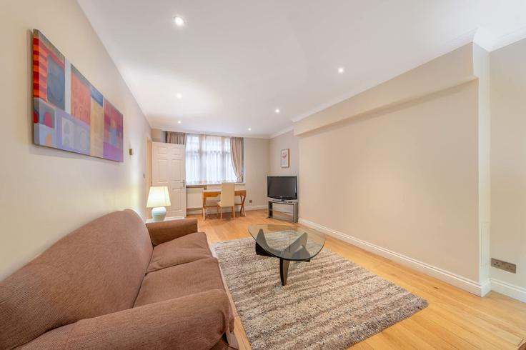 Building Shepherd Street - mycityresidence - 1520049 adresindeki bir dairede modern mobilyalarla zarif bir şekilde tasarlanmış oturma odası City of Westminster, London
