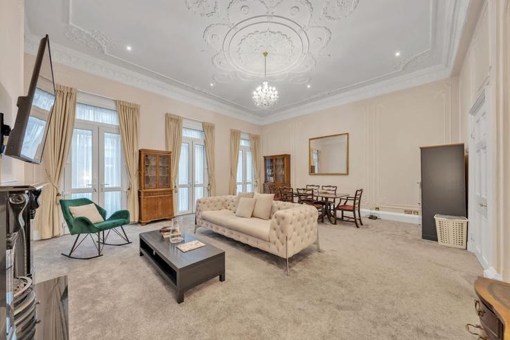 Elegante sala de estar con mobiliario moderno en un apartamento en Building Shepherd Street - mycityresidence - 1520053 en City of Westminster, London