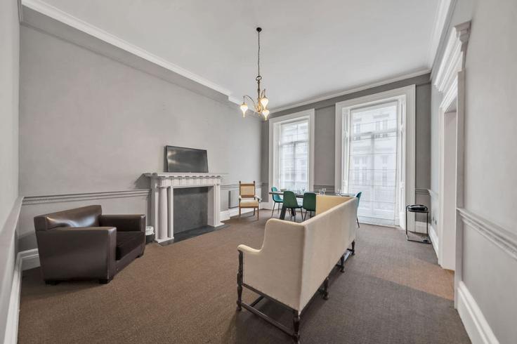 Sala de estar elegantemente projetada com móveis modernos em um apartamento no Building Shepherd Street - mycityresidence - 1520060 em City of Westminster, London Sala de estar elegantemente projetada com móveis modernos em um apartamento no Building Shepherd Street - mycityresidence - 1520060 em City of Westminster, London