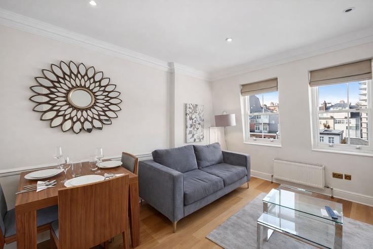 Elegante sala de estar con mobiliario moderno en un apartamento en Building Hertford Street - mycityresidence - 1018709 - LON en City of Westminster, London