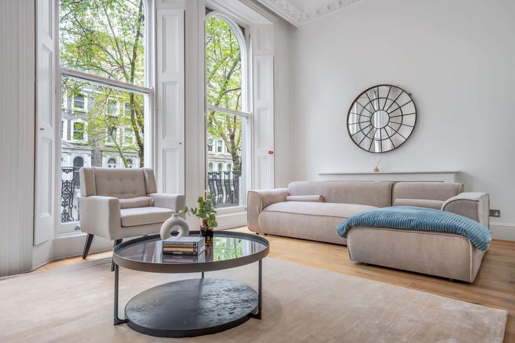 Elegante sala de estar con mobiliario moderno en un apartamento en Building Beaufort Gardens - mycityresidence - 1555586 en City of Westminster, London Elegante sala de estar con mobiliario moderno en un apartamento en Building Beaufort Gardens - mycityresidence - 1555586 en City of Westminster, London