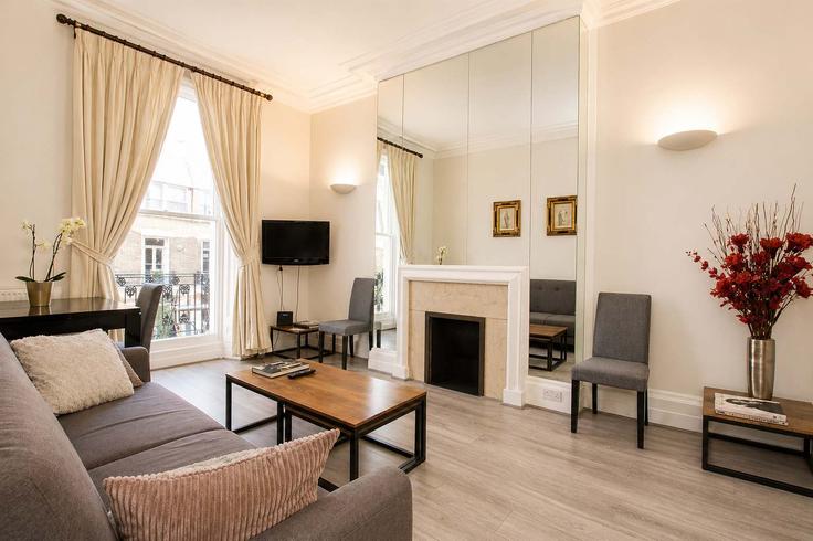 Elegante sala de estar con mobiliario moderno en un apartamento en Building Lower Belgrave Street - mycityresidence - 1018687 - LON en City of Westminster, London