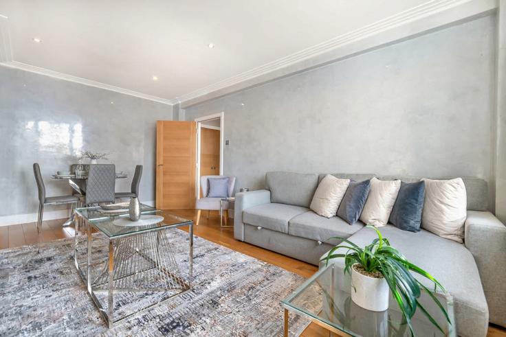 Building Edgware Road - mycityresidence - 1234724 adresindeki bir dairede modern mobilyalarla zarif bir şekilde tasarlanmış oturma odası City of Westminster, London