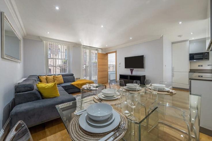 London City of WestminsterのBuilding Hertford Street - mycityresidence - 1018735 - LONのアパートメントにある、モダンな家具を備えたエレガントなデザインのリビングルーム London City of WestminsterのBuilding Hertford Street - mycityresidence - 1018735 - LONのアパートメントにある、モダンな家具を備えたエレガントなデザインのリビングルーム