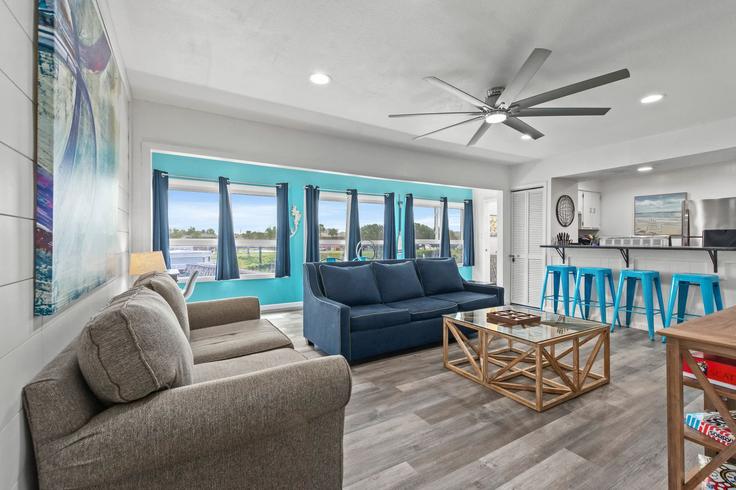 Sala de estar elegantemente projetada com móveis modernos em um apartamento no Building Gulf Terrace Drive - mydestinbeachvacation - 1285927 - USA em Destin, Destin