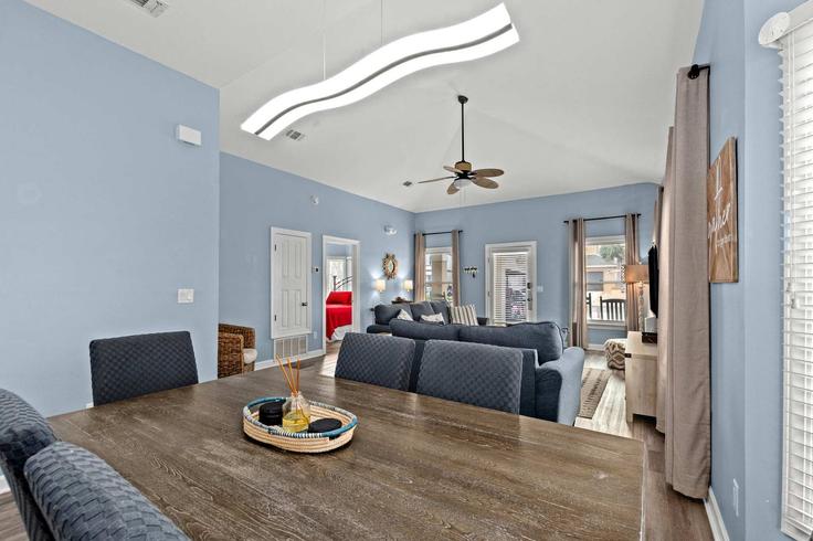 Sala de estar elegantemente projetada com móveis modernos em um apartamento no Building Calatrava Court - mydestinbeachvacation - 1285934 - USA em Destin, Destin