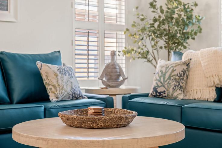 Salle de séjour élégante avec mobilier moderne dans un appartement à Building Windstarr Drive - mydestinbeachvacation - 1285936 - USA à Destin, Destin Salle de séjour élégante avec mobilier moderne dans un appartement à Building Windstarr Drive - mydestinbeachvacation - 1285936 - USA à Destin, Destin