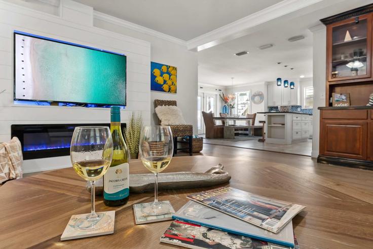 Sala de estar elegantemente projetada com móveis modernos em um apartamento no Building John Avenue - mydestinbeachvacation - 1285932 - USA em Destin, Destin