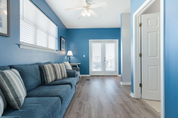 Sala de estar elegantemente projetada com móveis modernos em um apartamento no Building Mark Street - mydestinbeachvacation - 1285935 - USA em Destin, Destin