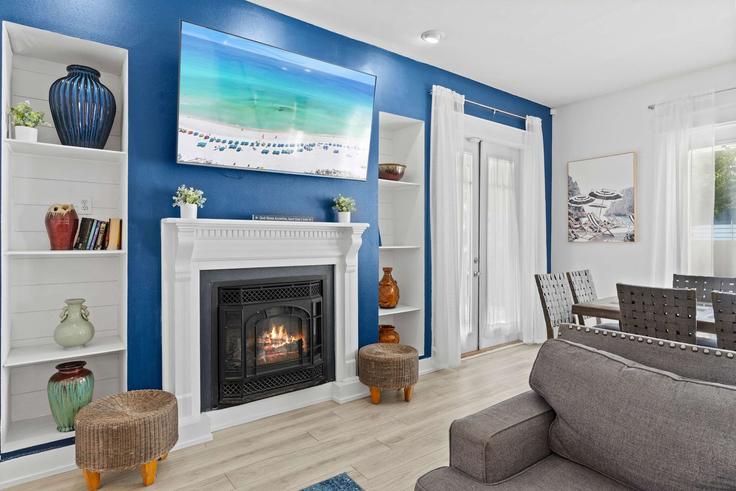 Sala de estar elegantemente projetada com móveis modernos em um apartamento no Building Luke Avenue - mydestinbeachvacation - 1285931 - USA em Destin, Destin