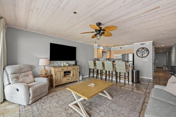 Sala de estar elegantemente projetada com móveis modernos em um apartamento no Building Scenic Highway 98 - mydestinbeachvacation - 1285902 - USA em Destin, Destin